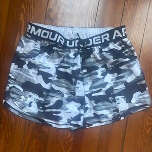Girls Large Under Armour Black and Gray Camo Shorts